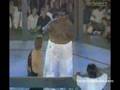 Un blanco karateca contra un negro