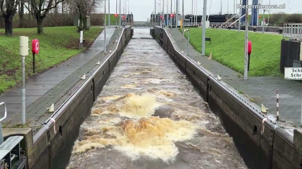 Honderd kuub water per seconde naar de zee(Video)