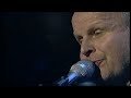 Herbert Grönemeyer - Der Weg 2010 live Original von 2002 ich kann nicht mehr seh'n trau nicht mehr meinen augen kann kaum noch glauben gefühle haben sich gedreht ich bin viel zu träge, um aufzugeben es wär' auch zu früh, weil immer was geht. wir waren verschworen wär'n füreinander gestorben haben den regen gebogen, uns vertrauen gelieh'n wir haben versucht, auf der schussfahrt zu wenden nichts war zu spät, aber vieles zu früh. wir haben uns geschoben durch alle gezeiten haben uns verzettelt, uns verzweifelt geliebt wir haben die wahrheit so gut es ging verlogen es war ein stück vom himmel, dass es dich gibt .. du hast jeden raum mit sonne geflutet hast jeden verdruss ins gegenteil verkehrt nordisch nobel deine sanftmütige güte dein unbändiger stolz das leben ist nicht fair. den film getanzt in einem silbernen raum von einem goldenen balkon die unendlichkeit bestaunt heillos versunken, trunken und alles war erlaubt zusammen im zeitraffer mittsommernachtstraum. du hast jeden raum mit sonne geflutet hast jeden verdruss ins gegenteil verkehrt nordisch nobel deine sanftmütige güte dein unbändiger stolz das leben ist nicht fair. dein sicherer gang deine wahren gedichte deine heitere würde dein unerschütterliches geschick du hast der fügung deine stirn geboten hast ihn nie verraten deinen plan vom glück deinen plan vom glück ich gehe nicht weg hab' meine frist verlängert neue zeitreise offene welt habe dich sicher in meiner seele ich trag dich bei mir bis der vorhang fällt ich <b>...</b>