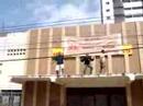 em plena manh� do domingo,na laje do sal�o pastoral da igreja de santa teresinha em natal, wagner araujo, cuica e castelo casado encenam a dan�a do siri.