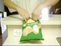 Cerrando un paquete de papas fritas sin clips