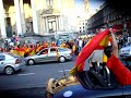 espa�a-suecia euro 2008 desfile de coches en la bourse de bruselas.  voitures a la bourse apr�s la victoire de l'espagne