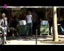 victoire et constance simulent un orgasme g�ant dans un restaurant, d�rri�re le luxembourg.
mais retrouvez sur www.droles2filles.com