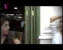 victoire et constance simulent un orgasme g�ant dans un restaurant, d�rri�re le luxembourg.
mais retrouvez sur www.droles2filles.com