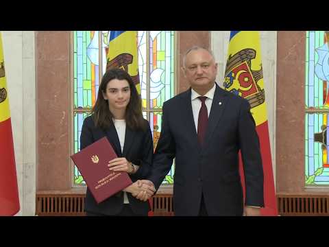 Igor Dodon a oferit distincții de stat unui grup de elevi