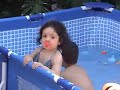 En la piscina con Malena