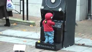 Amazing 3 year old DJ !