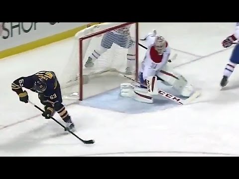 Video: Ennis scores on an amazing no-look backhand shot