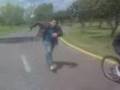 Danis y diego sobre una bicicleta