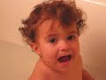 Nina en el baño