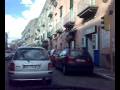 29112008- DAL QUARTIERE ANARCHICO DI SAN GIOVANNI A TEDUCCIO (NA)-NAPOLI EST-  fruttivendoli invadono e bloccano il marciapiede impedendo il normale passaggio dei pedoni con le cassette della frutta..mp4