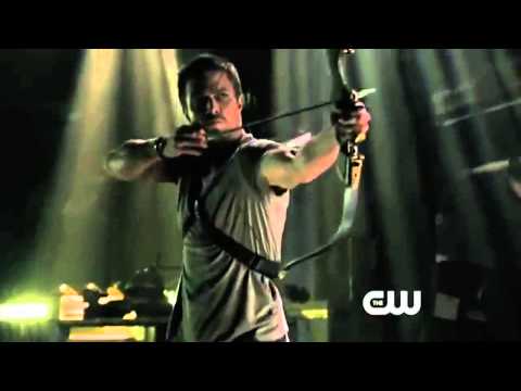 Arrow CW - O jovem bilionário Oliver Queen é dado como morto após um grande naufrágio. Cinco anos depois, ele é encontrado com vida em uma remota ilha do oceano pacífic...