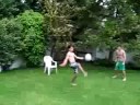haciendo juegitos en el patio de casa