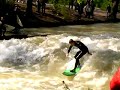ミュンヘンの英国庭園のサーファー Munich Englischer Garten