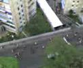 Manifestantes oficialista escuchan las cacerolas en el Valle