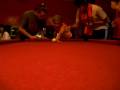 rubia aprendiendo a jugar al pool