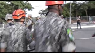 VÍDEO: Vídeos mostram agressões por parte de vândalos contra a Polícia Militar neste sábado (22)