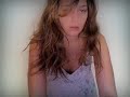 una donna compie un percorso di purificazione interiore passando attraverso l'illusione, l'abbandono, le ansie della gravidanza, le fatiche e le gioie del parto, arrivando al recupero del piacere della comunicazione umana.

regia: criminale & miss c. 
interpreti: miss c
durata: 19 minuti
colore/bianco e nero
muto con musica