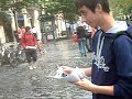 J�venes bilba�nos repartiendo posters de Gurpegi en Sanse.