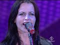 dolores o'riordan sings ordinary day.
live in catania, italy, festivalbar 2007