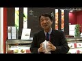 DigInfo - http://movie.diginfo.tvNEWS CHEF株式会社は、電子レンジ用の特殊な容器「ニューズシェフ」を開発しています。今までのような調理済みのものを温めるのではなく、電子レンジで生鮮食材を直接加熱、調理するのでフレッシュな食材ならではの風味豊かな味わいを楽しめます。現在、この容器を使った様々なメニューを展開しており、デリバリーやテイクアウトショップで販売されています。お米料理や煮込み料理、パスタやリゾットなど、バラエティ豊かなメニューが気軽に楽しめます。この容器の特徴は、ポリプロピレン製の特殊な容器にあります。加熱時に容器内で発生する蒸気が効率的に具材にいきわたり、ふっくらおいしく仕上がります。