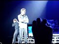 Hamburger Take That Konzert mit einem Auftritt vom kranken Howard im Kittel