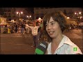 En la noche aniversario del 15M (12 de mayo del 2012) se congregaron en Sol 40.000 personas y otras tantas en las calles aledañas. El gobierno impuso el toque de queda a las 10 de la noche pero no contó conque la gente se quedó. Como vieron que la gente no se iba, el gobierno dió luego plazos posteriores, como las doce de la noche y más allá, y la gente seguía sin irse. Solo a eso de las 5 de la mañana cuando ya solo quedaron 300 personas la policía si que se atrevió a cargar contra los poquitos que quedaban despiertos por la zona, ya que el resto de la gente se había largado a dormir. Qué valiente fue la policía, sí señor. ¿Por qué no intentó desalojar a las doce cuando estaba la plaza cargada?. Porque desalojar a 40.000 personas ni de coña lo lograban. Es irónico que además la policía carga contra la gente sin estar justificados ya que lo que prohibió la policía era 