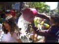 タイ、ソンクラン・水掛け祭り＝勤務中のはずの消防車も参加