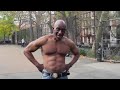 Este newyorkino de 60 años de edad, hace 700 flexiones, diez juegos de pull ups e inmersiones 5 días a la semanas. Sorprendente