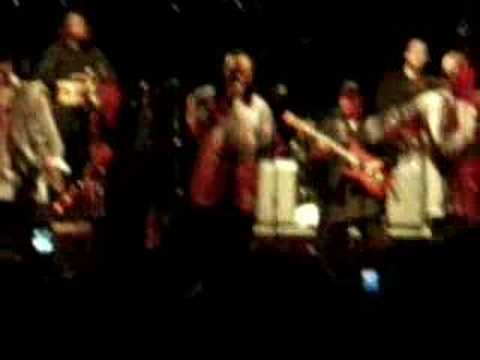 0 The Earth, Wind and Fire Experience: Música bailable con el sabor de los 70.