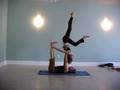 videos de Yoga teachers practice backbends, including scorpion and acroyoga improv