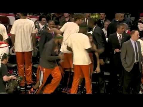 Άλλαξε σορτσάκι στο παρκέ! (ΒΙΝΤΕΟ) Άλλαξε σορτσάκι στο παρκέ! (ΒΙΝΤΕΟ)