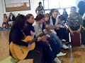 la laura y la nata cantando por el barrio en el instituto,con la colaboracion de franci xico con el cajon,pepa con la guitarra y angu y alba tocando las palmas