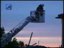 Gavà (Barcelona), 3 diciembre
(CERES TELEVISIÓN / AGENCIAS)

Un total 24 personas se encuentran ingresadas en diversos hospitales de Barcelona en estado grave, entre ellos siete niños, y cuatro sufren heridas leves, a consecuencia de la explosión acaecida esta madrugada en un edificio de la calle Vicenç Bou de Gavà (Barcelona).

Así lo confirmó sobre las 11 de la mañana la consellera de Salud de la Generalitat, Marina Geli, que en breve visitará a los heridos, que se encuentran en su mayoría en el Hospital Vall d'Hebron, el Clínic, Sant Joan de Déu, Bellvitge y Viladecans.

Los heridos más graves se encuentran en la Unidad de Quemados del Hospital Vall d'Hebron, donde permanecen ingresadas 12 personas, siete adultos -uno de los cuales muy grave con un 98% del cuerpo quemado- y cinco niños -que sufren quemaduras entre el 15% al 85% de su cuerpo-.

De los cinco niños, tres sufren heridas graves, uno 