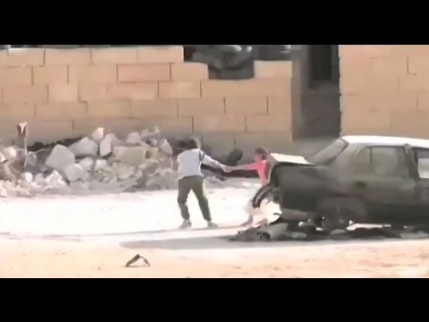 YouTube: niño arriesga su vida para salvar a menor de soldado