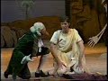 L'amore delle tre melarance: Truffaldino (Ugo Benelli) per la sete apre le prime due melarance.
