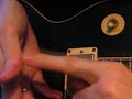 Aprende a tocar la guitarra electrica en: www.rockandrollparamunones.com Armóncos artificiales. Con esta técnica de la mano derecha, las notas suenan mucho más agudas. Esta técnica no está contemplada en ninguna de las convenciones de Ginebra, pero debería, porque practicarla es un suplicio para los vecinos.... Todavía me acuerdo de mi padre entrando en la habitación y preguntando si me había quedado gilipollas... Al grano. Es una técnica que se usa con distorsión. A más distorsión, más fácil ...