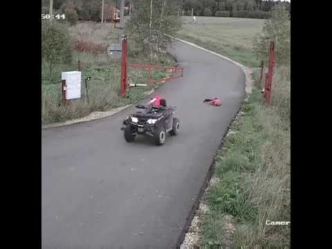 Matka z dwójką dzieci na quadzie kontra brama. Nagranie z monitoringu