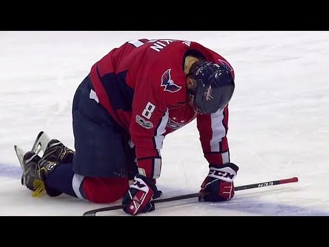 Video: Capitals' Ovechkin shaken up after collision with Blackhawks' Hartman