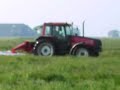valtra valmet 8000 aan het maaien