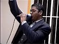 Cantor Marcelo Cruz cantando na vig�lia