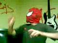 El hombre araña tocando bongo milmonos.com.ar