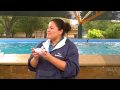 YouTube - How to feed a dolphin