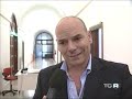 Bocciata con un voto di scarto la mozione di Antonello Peru che ha chiesto a gran voce la revoca della tassa di soggiorno nel comune di Sorso. Imposta applicata unicamente da due soli Comuni, su 377, in tutta l'Isola (Sorso e Villasimius). Gravi ripercussioni economiche per il territorio della Romangia che perde turisti a favore dei centri balneari limitrofi. Contrari anche tutti gli operatori turistici di Sorso che, dati alla mano, hanno ravvisato, durante la seduta comunale, sensibili cali nelle presenze e numerose cancellazioni per via dell'insulsa imposta.