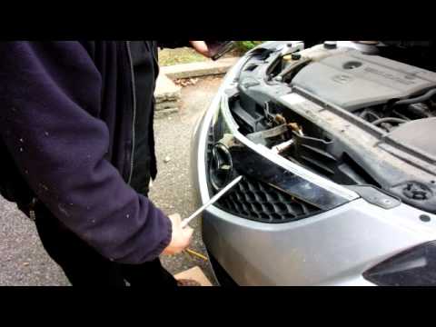 Hood latch repair Mazda 3 (french)