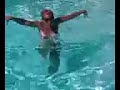 Marge dans sa piscine.. ACTION !