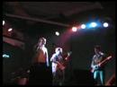 m�nage en directo versionando el tema de yo la tengo 