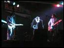 m�nage en directo versionando el tema de yo la tengo 