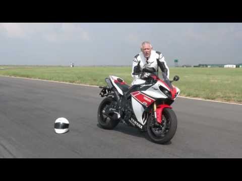 R6 - A Shootout between two sport bikes from Yamaha, the R1 and the R6, both 2012 models.