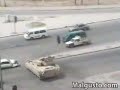 www.malgusto.com Supongo que esto sera Iraq. Un tanque (Bradley) atropella un coche en un cruce.